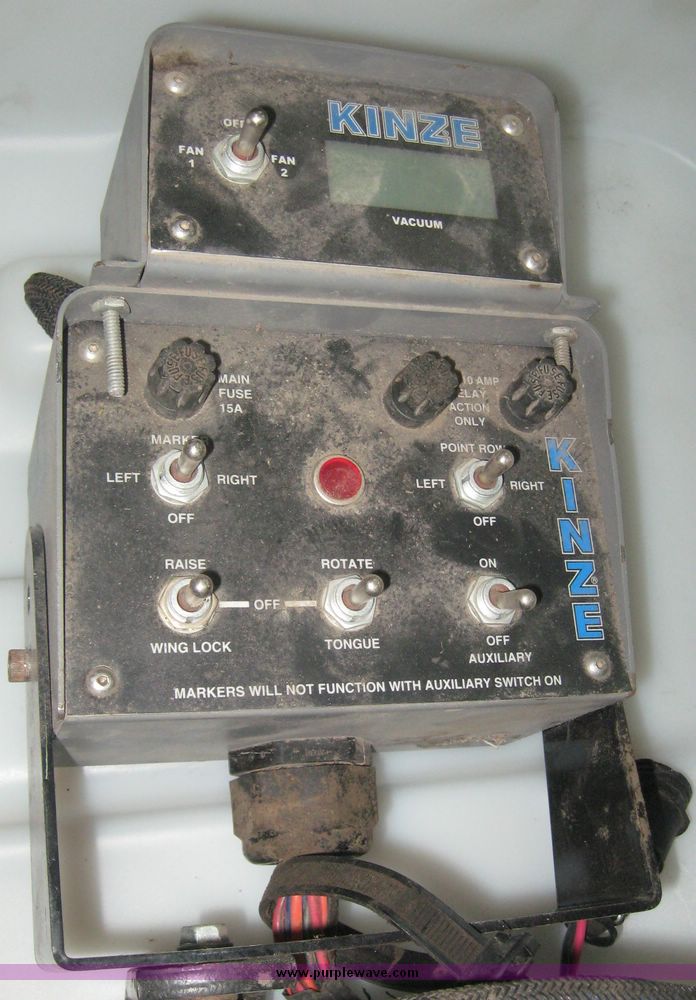 image for item 6399 2006 Kinze 3600 16-31 twin line edge vac planter