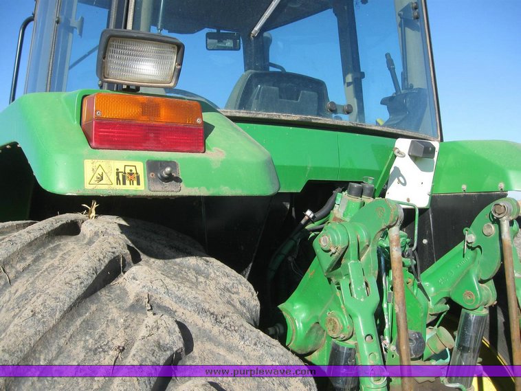 image for item 6832 1993 John Deere 7600 MFWD tractor