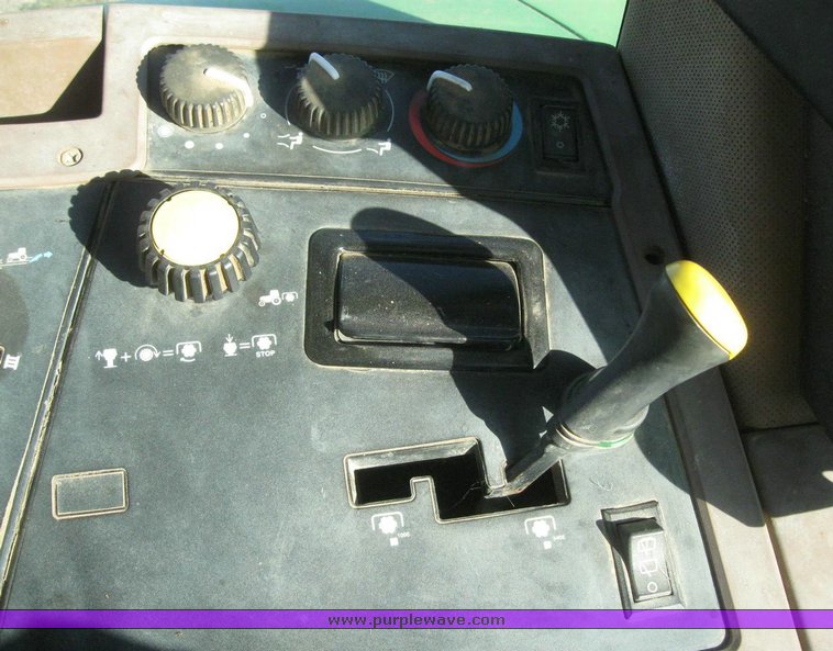 image for item 6832 1993 John Deere 7600 MFWD tractor