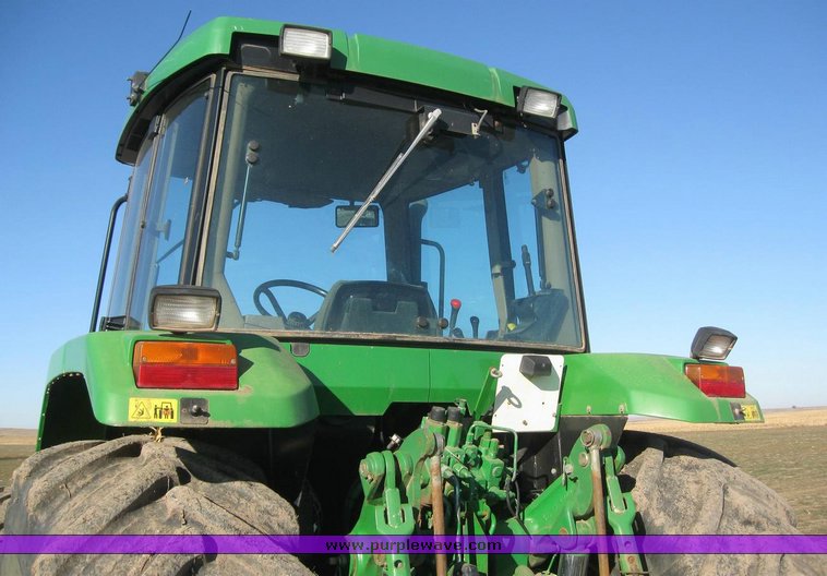 image for item 6832 1993 John Deere 7600 MFWD tractor