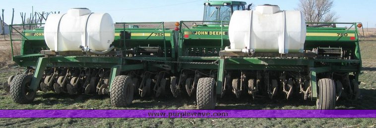 image for item 6833 John Deere 750 disc drill