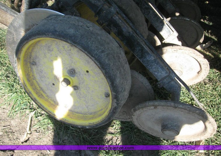 image for item 6833 John Deere 750 disc drill