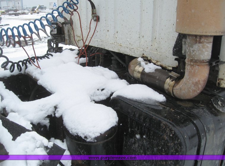 image for item 7695 1979 International semi truck