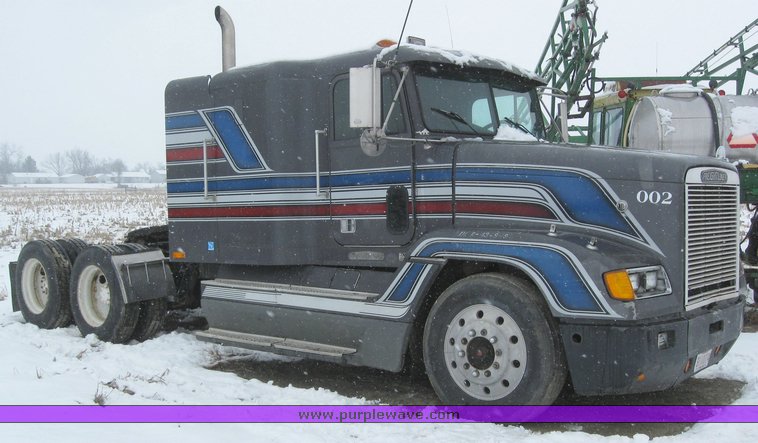 image for item 7698 1994 Freightliner Conventional FLD120 semi truck