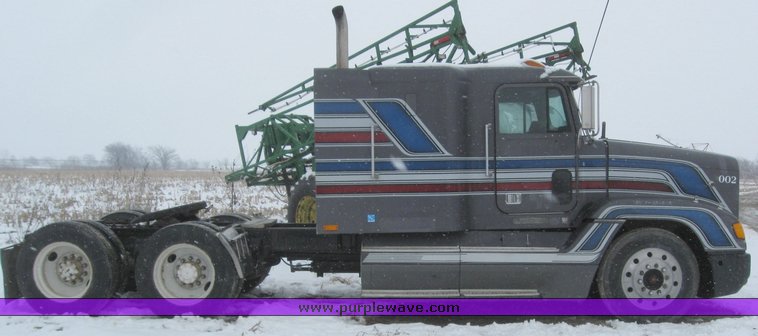 image for item 7698 1994 Freightliner Conventional FLD120 semi truck