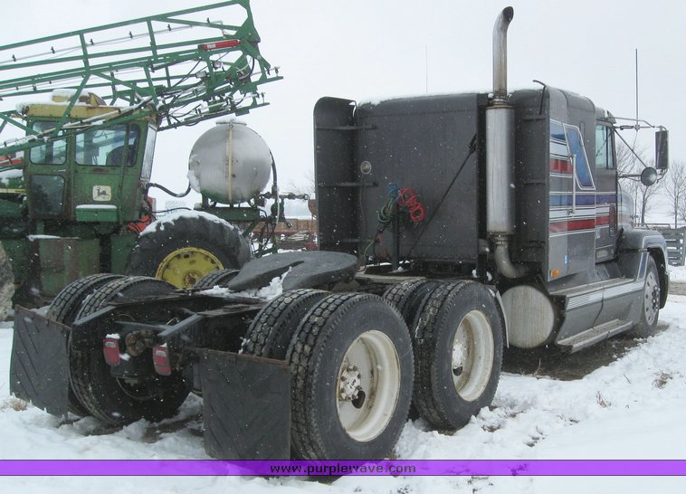 image for item 7698 1994 Freightliner Conventional FLD120 semi truck