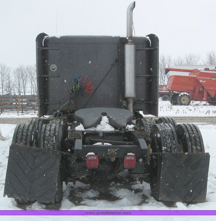 image for item 7698 1994 Freightliner Conventional FLD120 semi truck