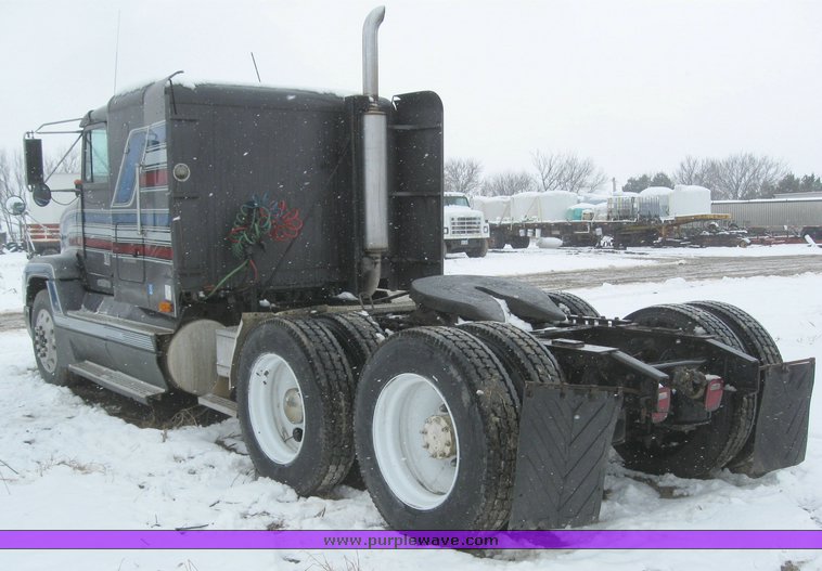 image for item 7698 1994 Freightliner Conventional FLD120 semi truck