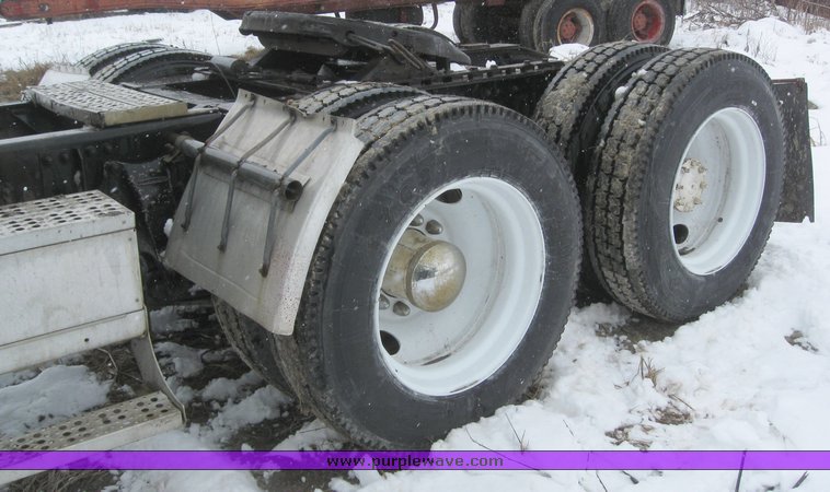image for item 7698 1994 Freightliner Conventional FLD120 semi truck