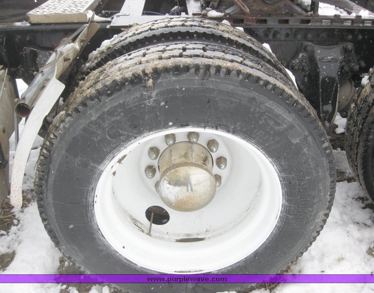 image for item 7698 1994 Freightliner Conventional FLD120 semi truck