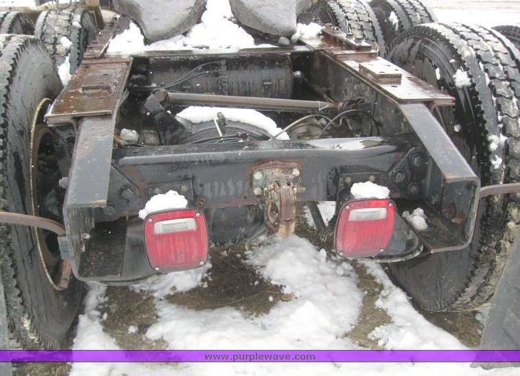 image for item 7698 1994 Freightliner Conventional FLD120 semi truck