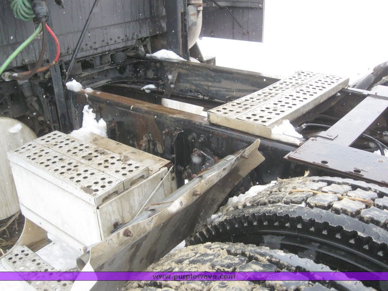 image for item 7698 1994 Freightliner Conventional FLD120 semi truck