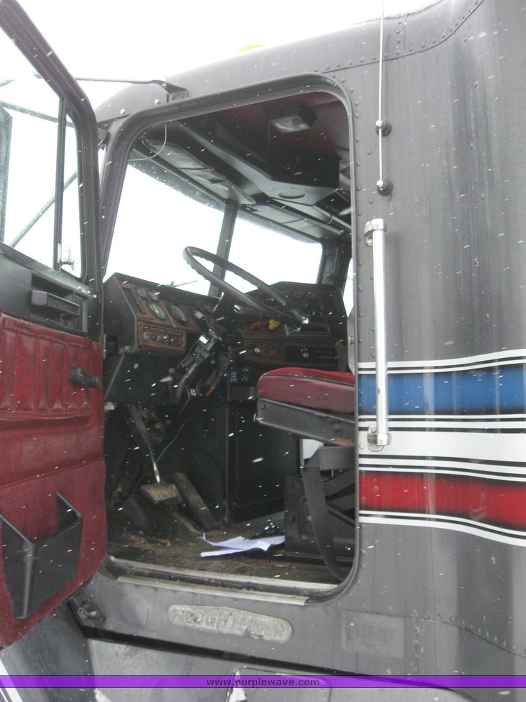 image for item 7698 1994 Freightliner Conventional FLD120 semi truck