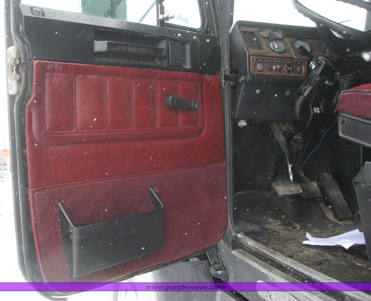 image for item 7698 1994 Freightliner Conventional FLD120 semi truck