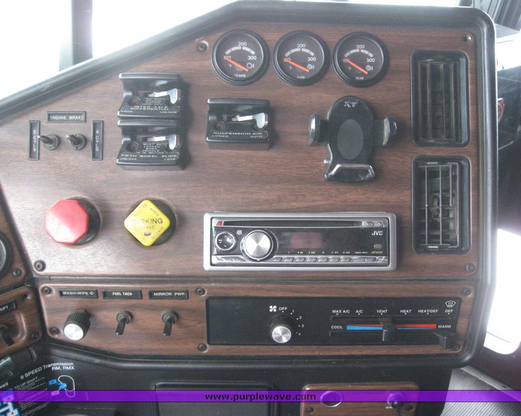 image for item 7698 1994 Freightliner Conventional FLD120 semi truck