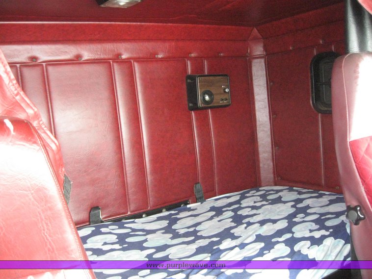 image for item 7698 1994 Freightliner Conventional FLD120 semi truck