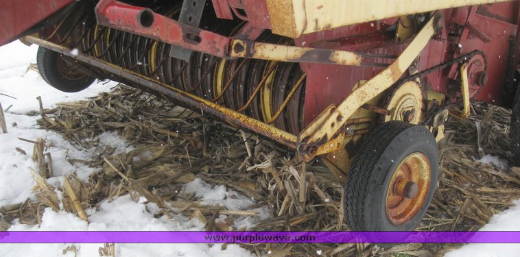 image for item 7701 1984 New Holland 855 round baler