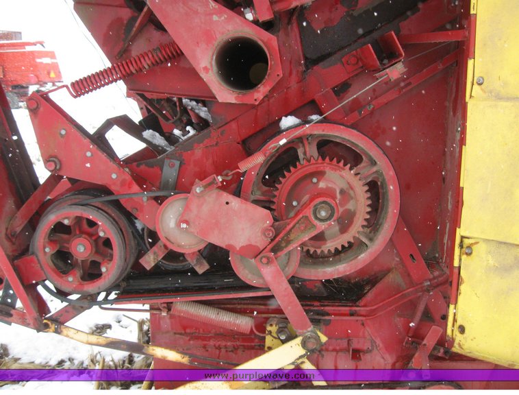 image for item 7701 1984 New Holland 855 round baler