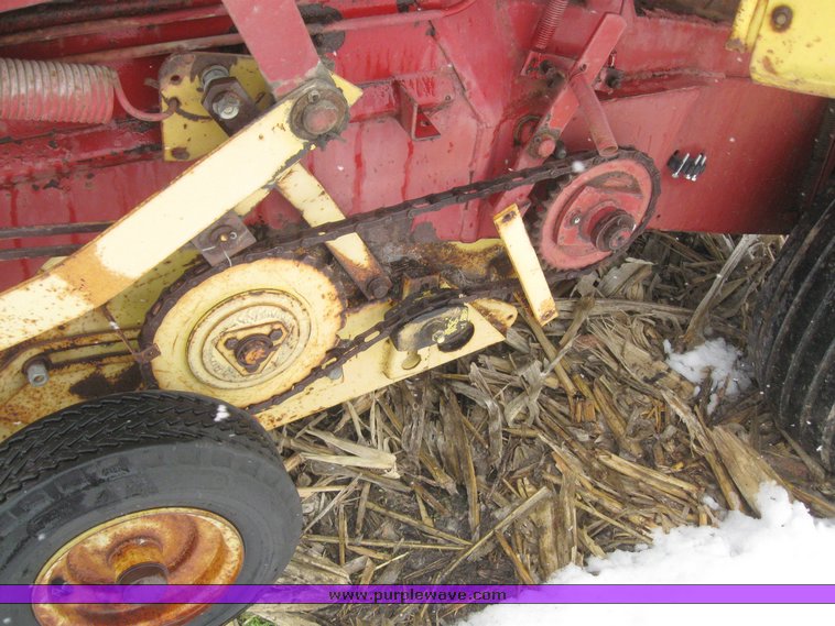 image for item 7701 1984 New Holland 855 round baler