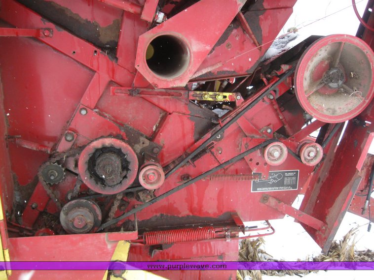 image for item 7701 1984 New Holland 855 round baler