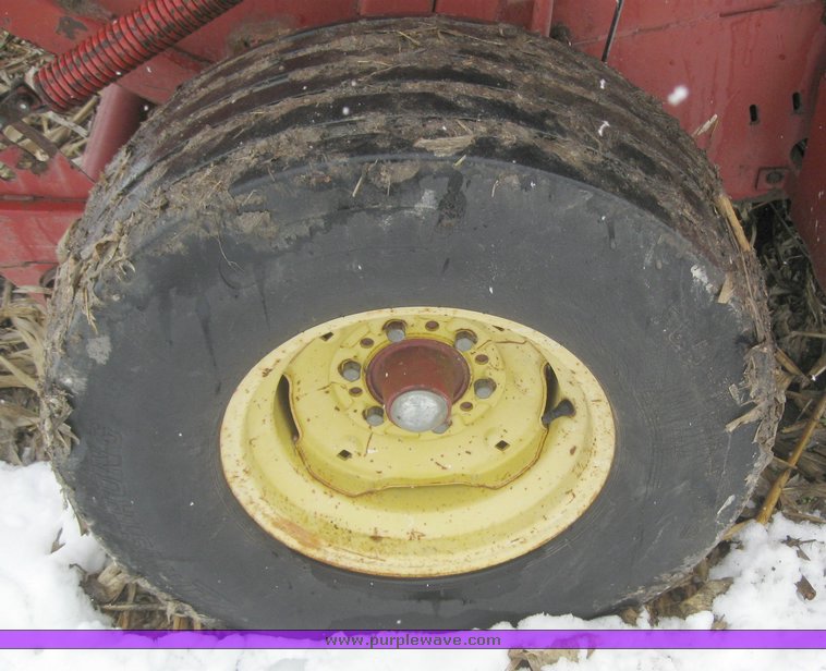 image for item 7701 1984 New Holland 855 round baler