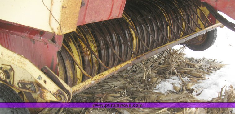 image for item 7701 1984 New Holland 855 round baler