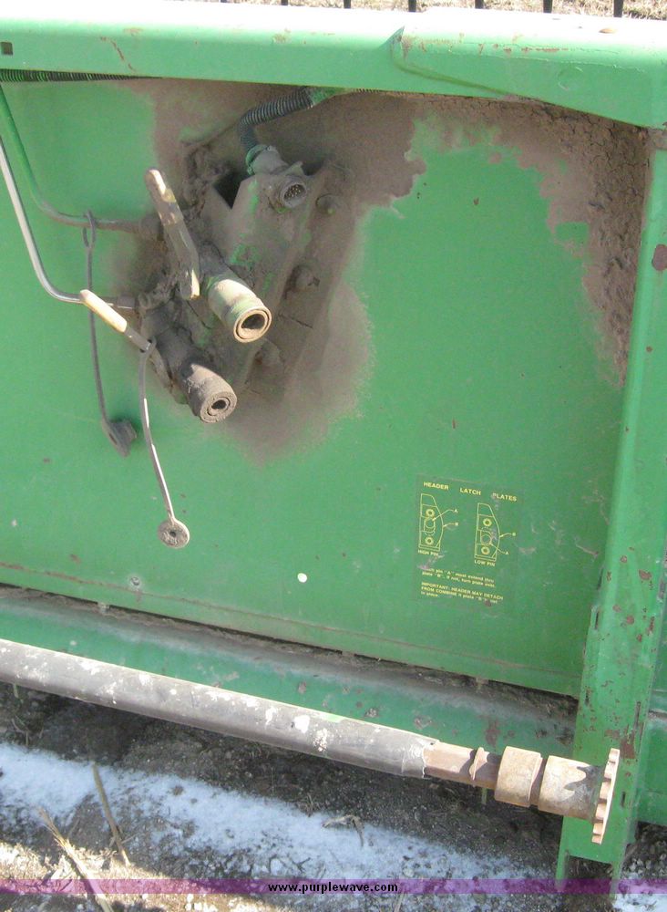 image for item 7723 1993 John Deere 920 flex platform