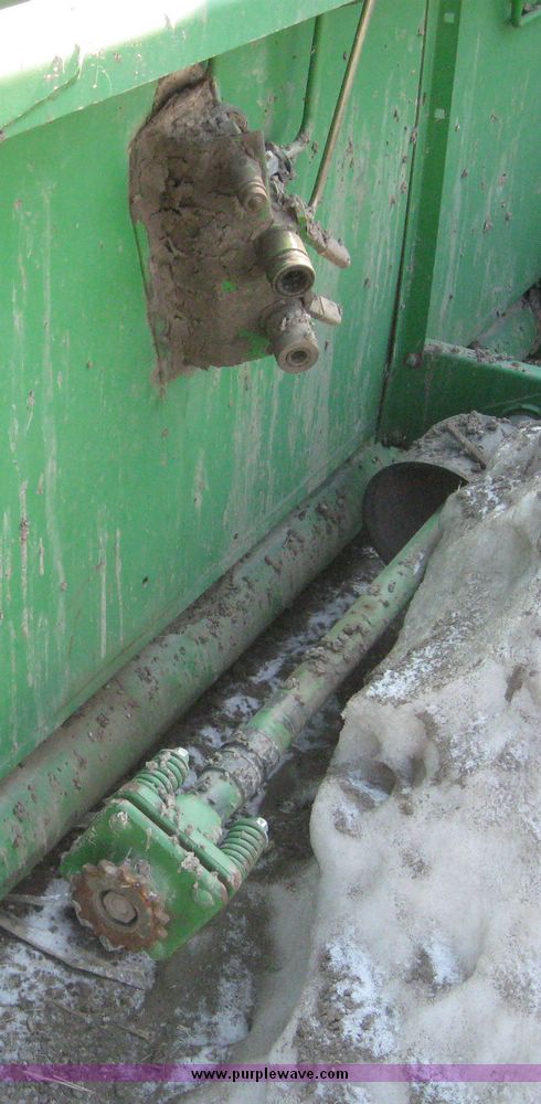 image for item 7723 1993 John Deere 920 flex platform