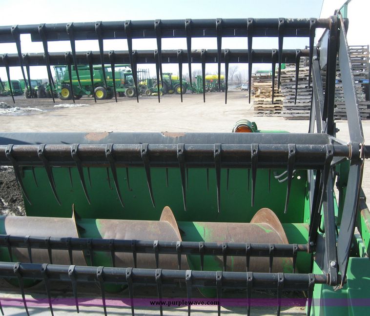 image for item 7723 1993 John Deere 920 flex platform