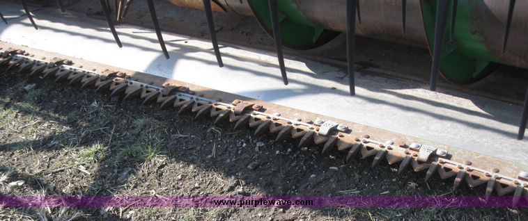 image for item 7723 1993 John Deere 920 flex platform