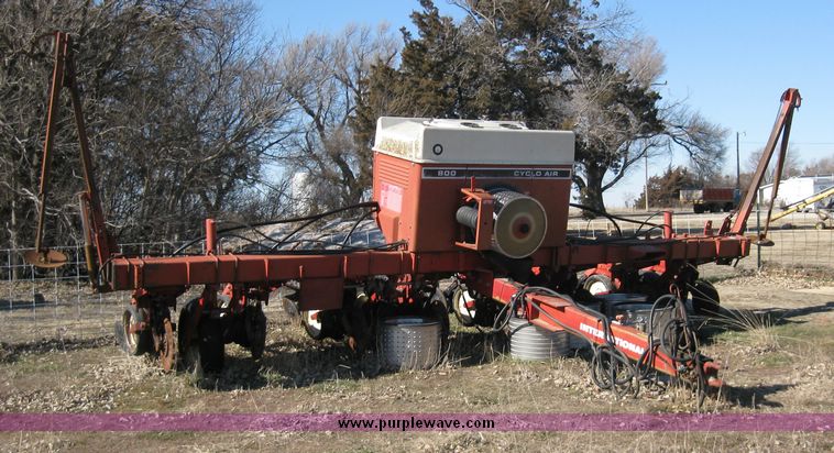 image for item 8000 International 800 cyclo air planter