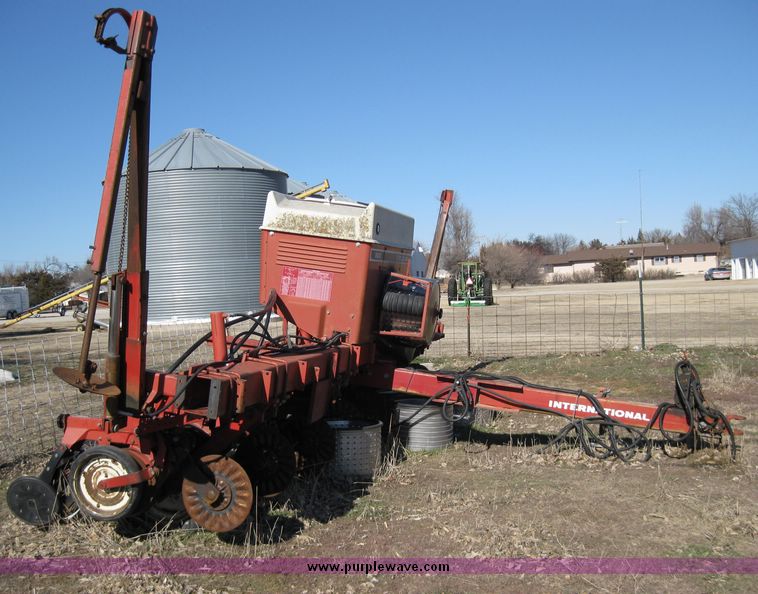 image for item 8000 International 800 cyclo air planter