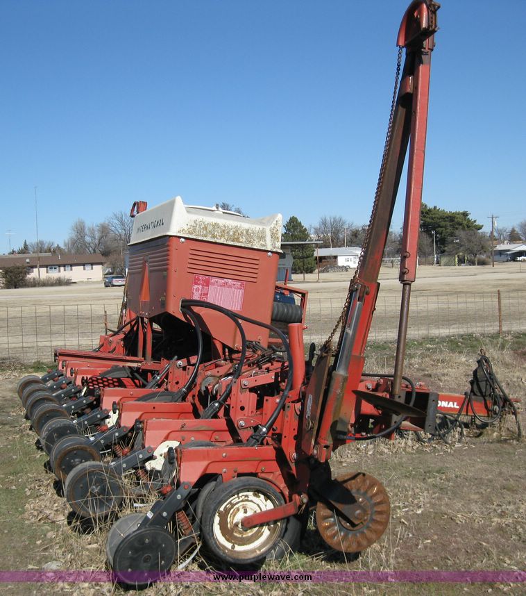 image for item 8000 International 800 cyclo air planter