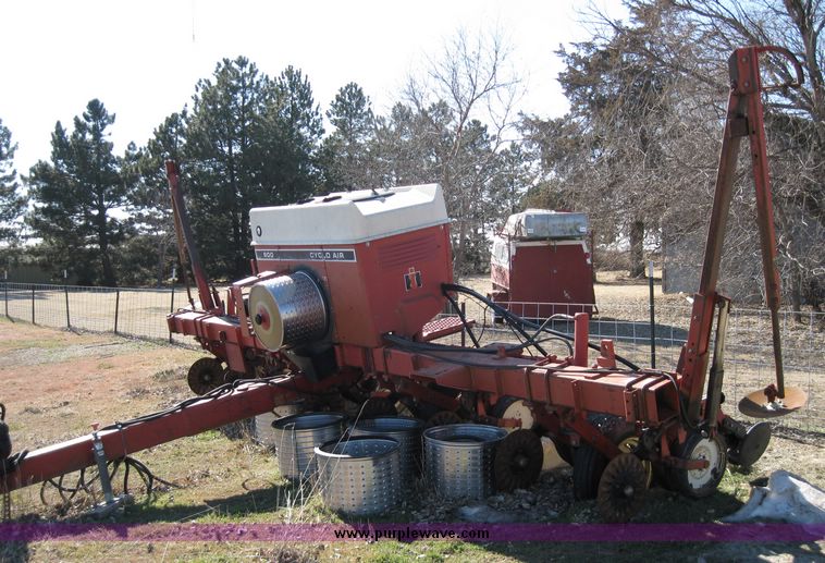 image for item 8000 International 800 cyclo air planter