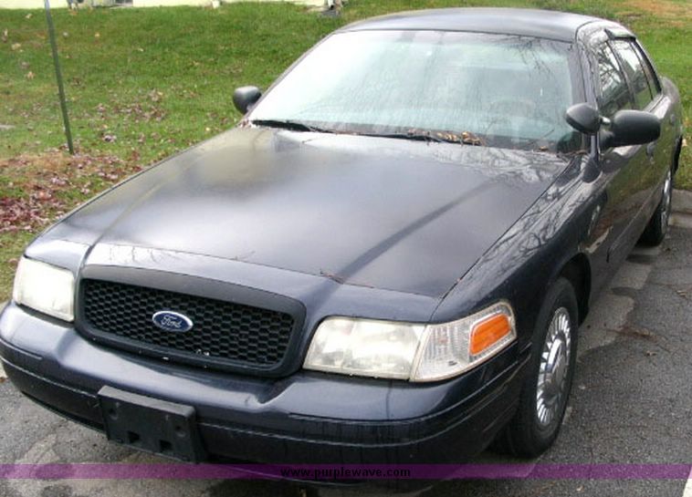 image for item 3005 2001 Ford Crown Victoria Police Interceptor