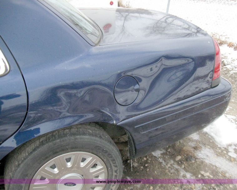 image for item 3007 2004 Ford Crown Victoria Police Interceptor