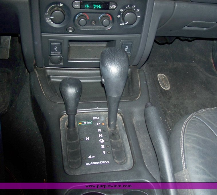 image for item 3363 2004 Jeep Grand Cherokee Overland