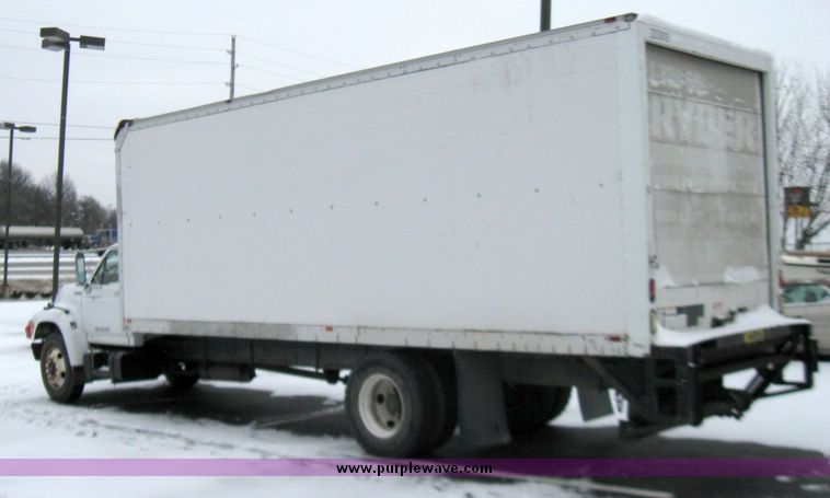 image for item 3750 1999 Ford F800