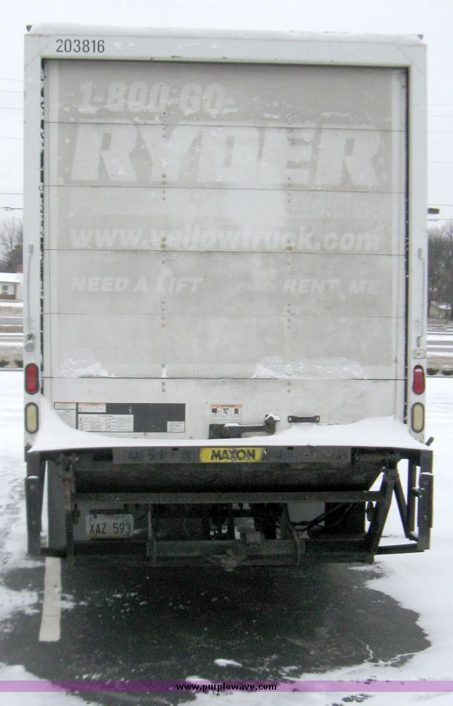 image for item 3750 1999 Ford F800