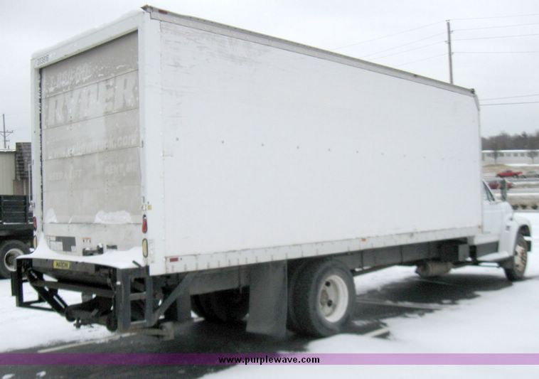 image for item 3750 1999 Ford F800