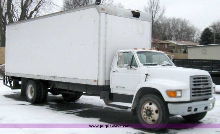 image for item 3750 1999 Ford F800