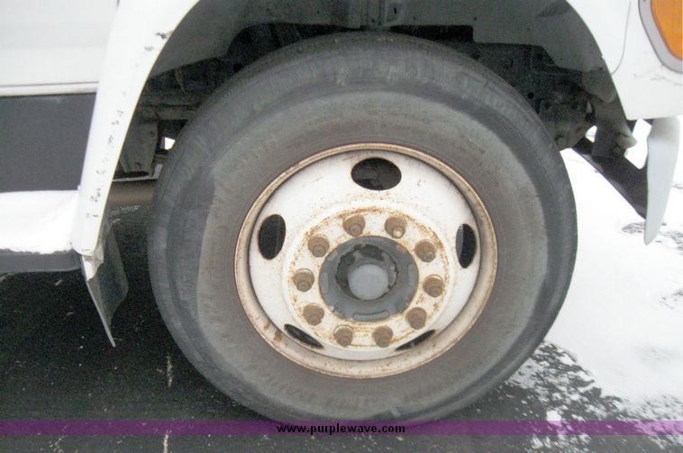 image for item 3750 1999 Ford F800