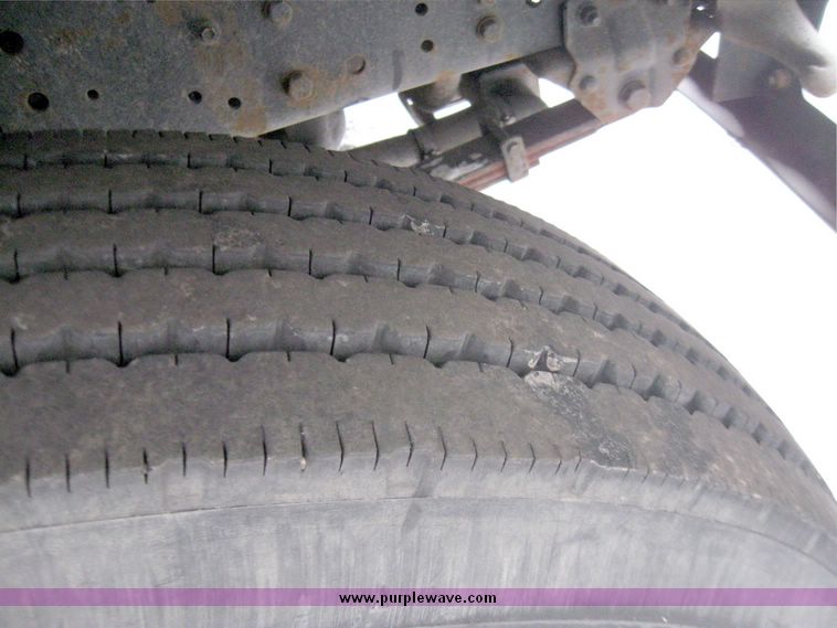 image for item 3750 1999 Ford F800