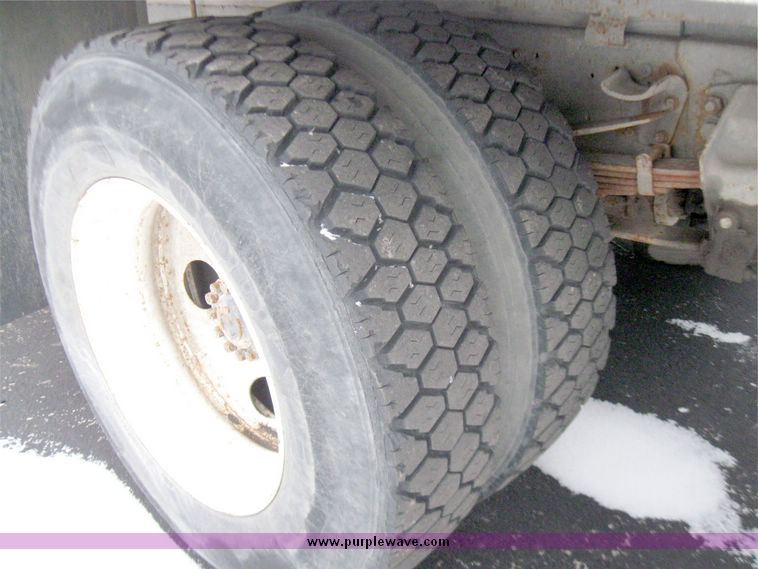 image for item 3750 1999 Ford F800