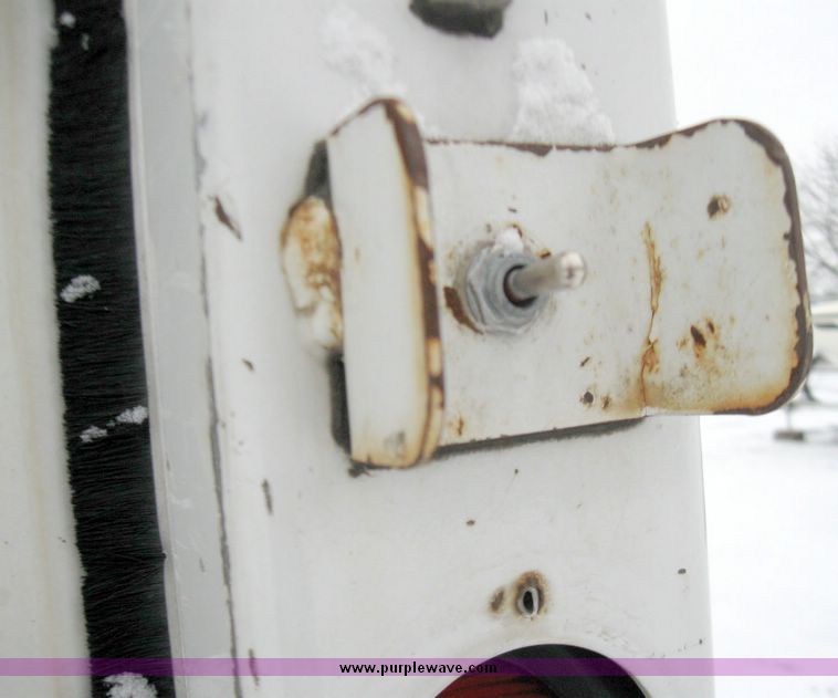 image for item 3750 1999 Ford F800