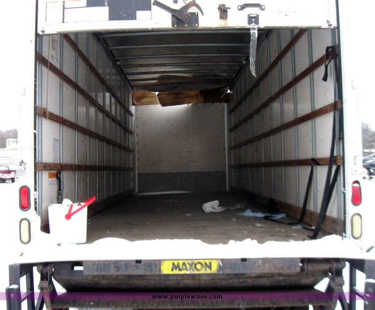 image for item 3750 1999 Ford F800