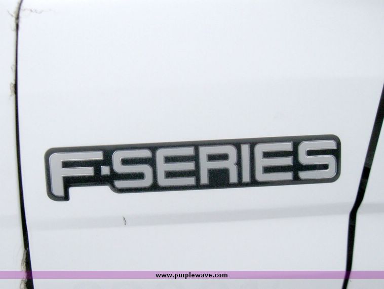 image for item 3750 1999 Ford F800