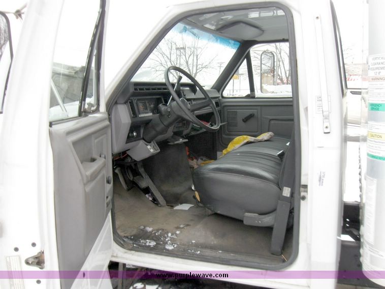 image for item 3750 1999 Ford F800