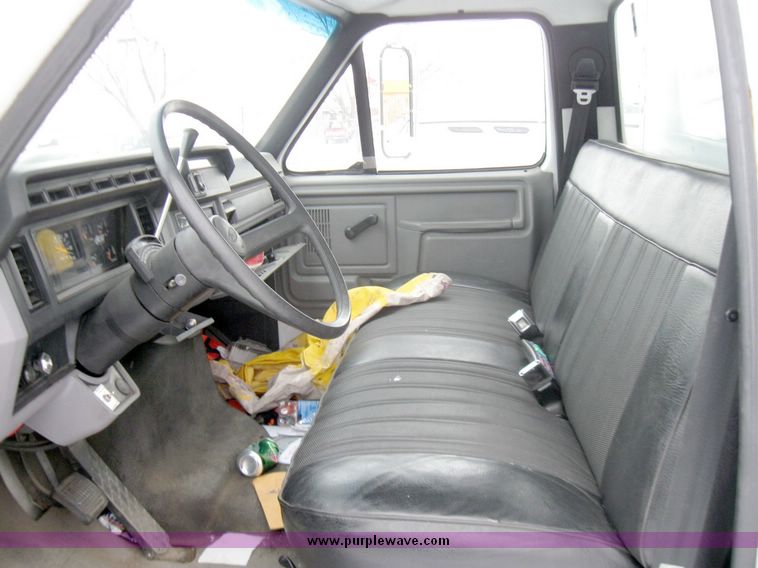 image for item 3750 1999 Ford F800