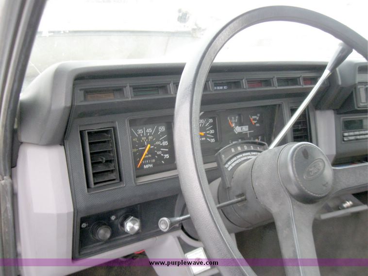 image for item 3750 1999 Ford F800